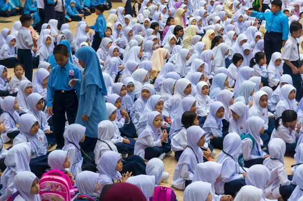 Putrajaya Malaysia Janeiro 2018 Prefeitos Escola Ajudam Novos Alunos Aluno — Fotografia de Stock
