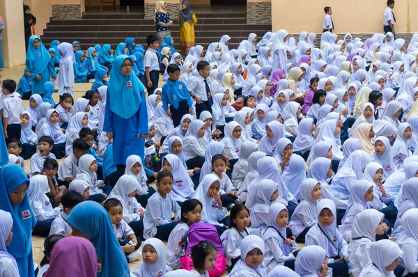 Putrajaya Malaysia Janeiro 2018 Prefeitos Escola Ajudam Novos Alunos Aluno — Fotografia de Stock