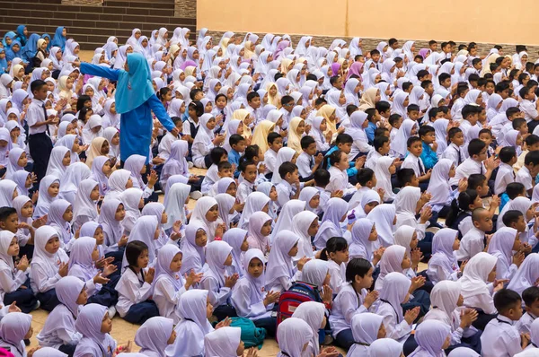 Putrajaya Malaysia Janeiro 2018 Prefeitos Escola Ajudam Novos Alunos Aluno — Fotografia de Stock