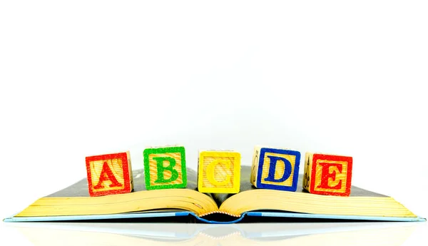 Nahaufnahme Anordnung Des Alphabets Isoliert Auf Weißem Hintergrund Vorschule Bildungskonzept — Stockfoto