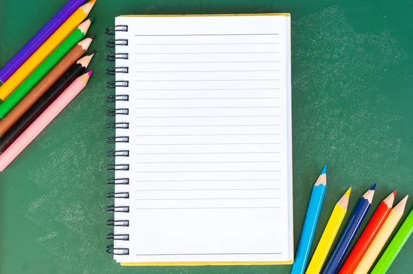 在蓝色背景下 关闭铅笔颜色 书和粉笔板的排列 回到学校和复制空间概念或其他您的内容 — 图库照片