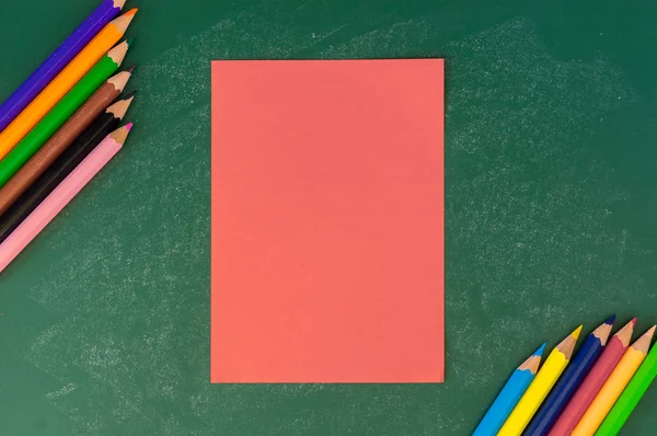 在粉笔板上关闭纸钞和铅笔颜色的排列 回到学校和复制空间概念或其他您的内容 — 图库照片