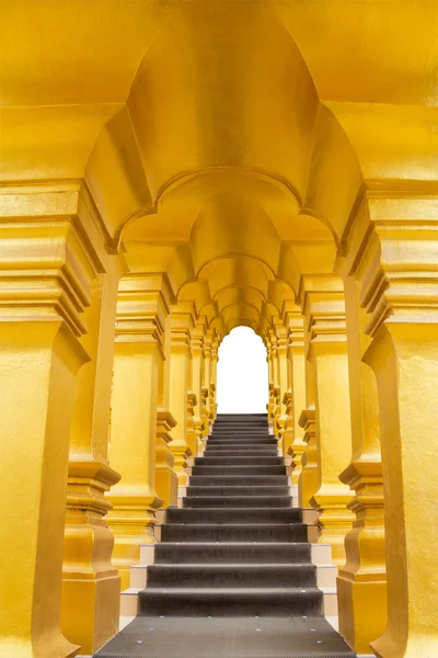 Arco de oro sobre la escalera en blanco con camino de recorte — Foto de Stock