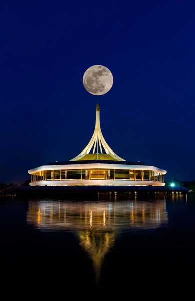 Beautiful building with reflex on the lagoon — Stock Photo, Image