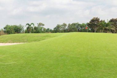 güzel golf sahası kum BUNKERİ ve kırmızı bayrak