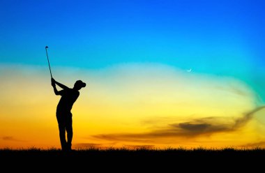 güzel gün batımı sırasında Golf oynarken siluet golfçü
