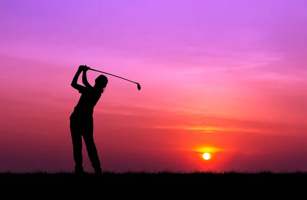 Silueta golfista jugando golf durante el hermoso atardecer — Foto de Stock