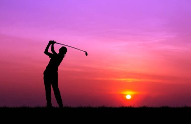 güzel gün batımı sırasında Golf oynarken siluet golfçü