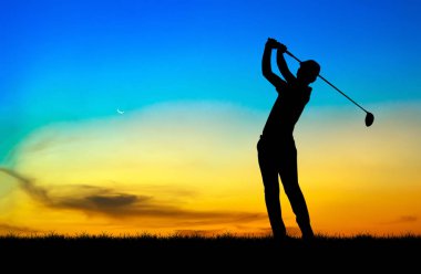 güzel gün batımı sırasında Golf oynarken siluet golfçü