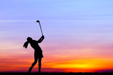 güzel gün batımı sırasında Golf oynarken siluet golfçü