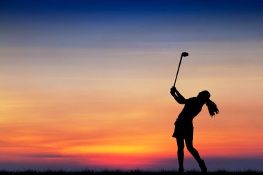 güzel gün batımı sırasında Golf oynarken siluet golfçü