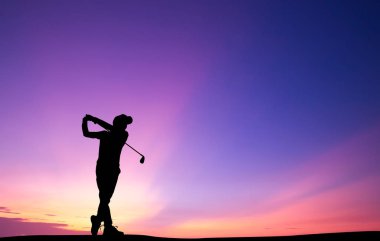 güzel gün batımı sırasında Golf oynarken siluet golfçü