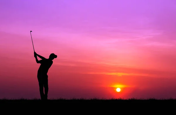 Σιλουέτα παίχτης του γκολφ, παίζοντας γκολφ κατά τη διάρκεια όμορφο ηλιοβασίλεμα — Φωτογραφία Αρχείου