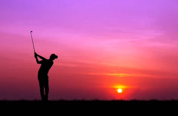 Silhueta golfista jogar golfe durante belo pôr do sol — Fotografia de Stock