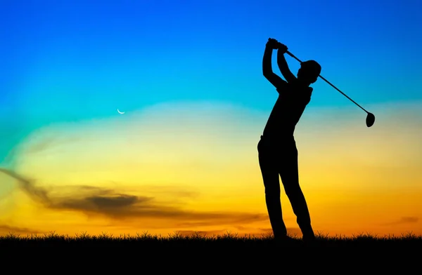 Silueta golfista jugando golf durante el hermoso atardecer — Foto de Stock