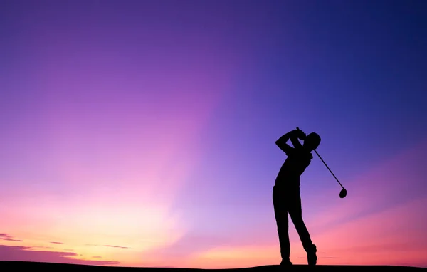 Silhouette golfare spela golf under vackra solnedgången — Stockfoto