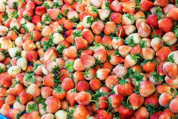 Stapel van verse aardbeien fruit voor achtergrond — Stockfoto