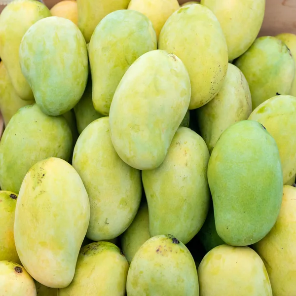 Haufen frischer Mango-Früchte als Hintergrund — Stockfoto