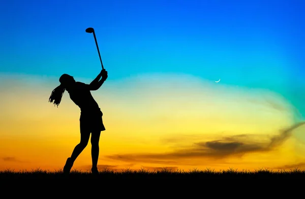 Silueta golfista jugando golf durante el hermoso atardecer — Foto de Stock