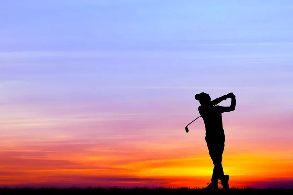 Silhueta golfista jogar golfe durante belo pôr do sol — Fotografia de Stock