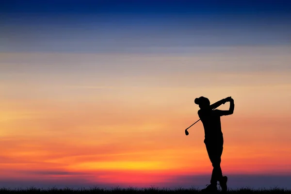 Silhueta golfista jogar golfe durante belo pôr do sol — Fotografia de Stock