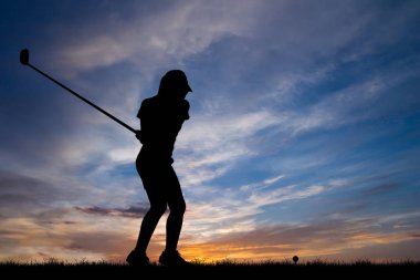 güzel gün batımı sırasında Golf oynarken siluet golfçü