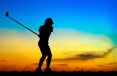 güzel gün batımı sırasında Golf oynarken siluet golfçü