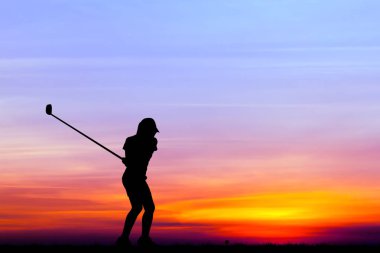 güzel gün batımı sırasında Golf oynarken siluet golfçü