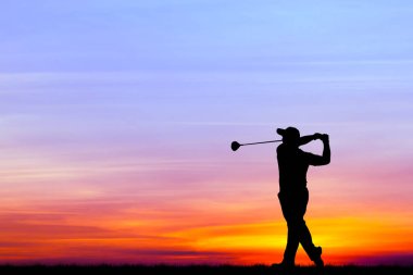 güzel gün batımı sırasında Golf oynarken siluet golfçü