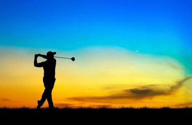 güzel gün batımı sırasında Golf oynarken siluet golfçü