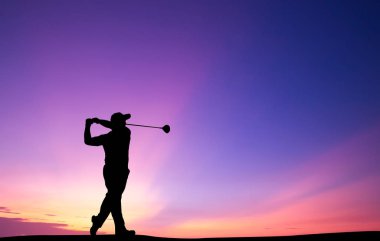 güzel gün batımı sırasında Golf oynarken siluet golfçü
