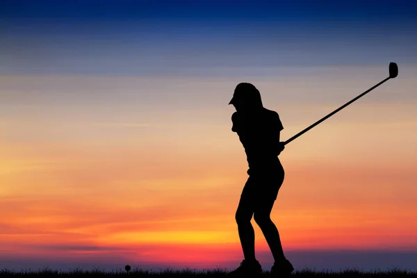 Golfista silhouette giocare a golf durante il bel tramonto — Foto Stock