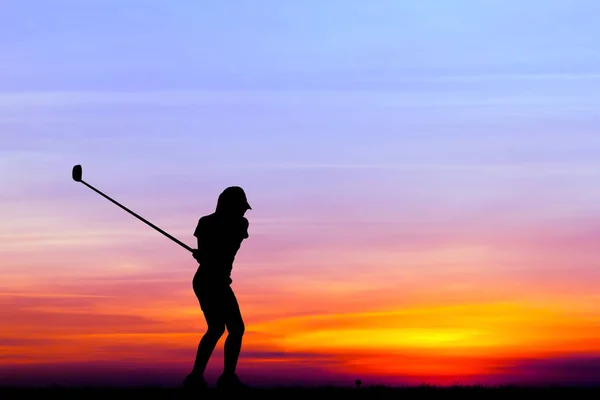 Silhouette Golfer Golf spielen bei schönem Sonnenuntergang — Stockfoto