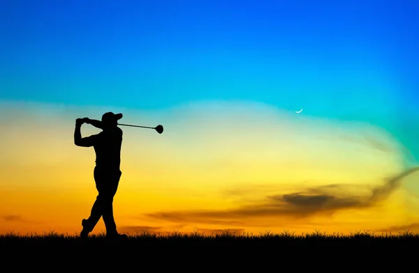 Silhueta golfista jogar golfe durante belo pôr do sol — Fotografia de Stock