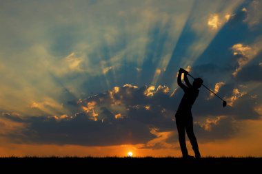 güzel gün batımı sırasında Golf oynarken siluet golfçü