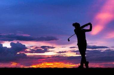 güzel gün batımı sırasında Golf oynarken siluet golfçü