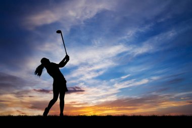 güzel gün batımı sırasında Golf oynarken siluet golfçü