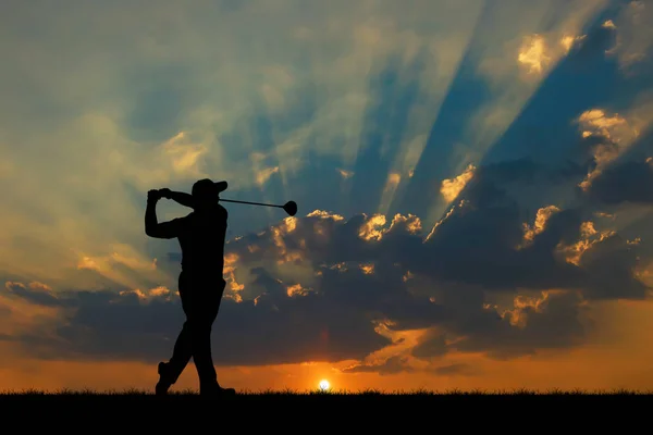 Silhueta golfista jogar golfe durante belo pôr do sol — Fotografia de Stock