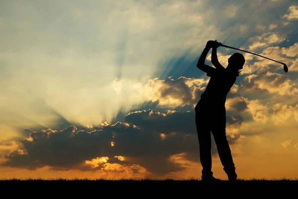 Silhouette golfare spela golf under vackra solnedgången — Stockfoto