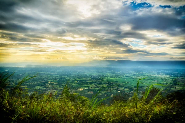 Landschap van de hoge bergen bij zonsondergang in het platteland van Thailand — Stockfoto