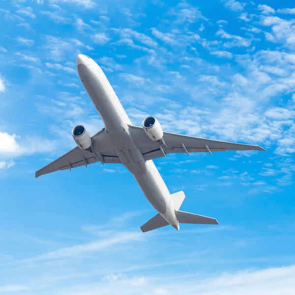 Avião comercial voando contra fundo céu azul com clipe — Fotografia de Stock