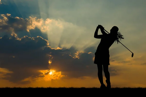 Silhouet golfer golfen tijdens de prachtige zonsondergang — Stockfoto