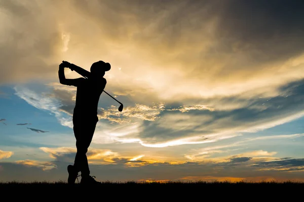 Силуэт гольфиста играть в гольф во время красивого заката — стоковое фото