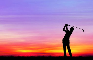 güzel gün batımı sırasında Golf oynarken siluet golfçü
