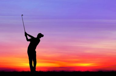 güzel gün batımı sırasında Golf oynarken siluet golfçü