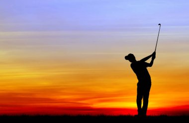 güzel gün batımı sırasında Golf oynarken siluet golfçü