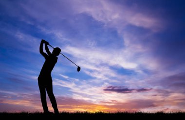 güzel gün batımı sırasında Golf oynarken siluet golfçü