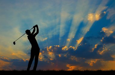 güzel gün batımı sırasında Golf oynarken siluet golfçü