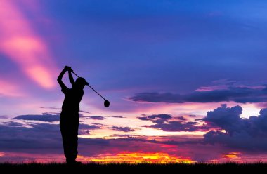 güzel gün batımı sırasında Golf oynarken siluet golfçü