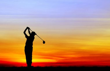 güzel gün batımı sırasında Golf oynarken siluet golfçü